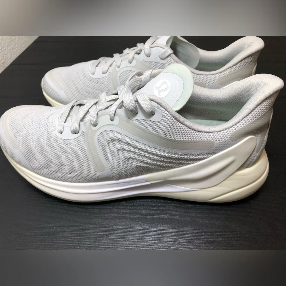 Lululemon Blissfeel 2 Womens Running Shoe silver white size 11